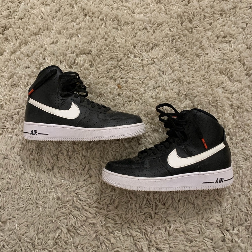 LIKE NEW, BOYS NIKE AIRFORCE 1 (7Y)